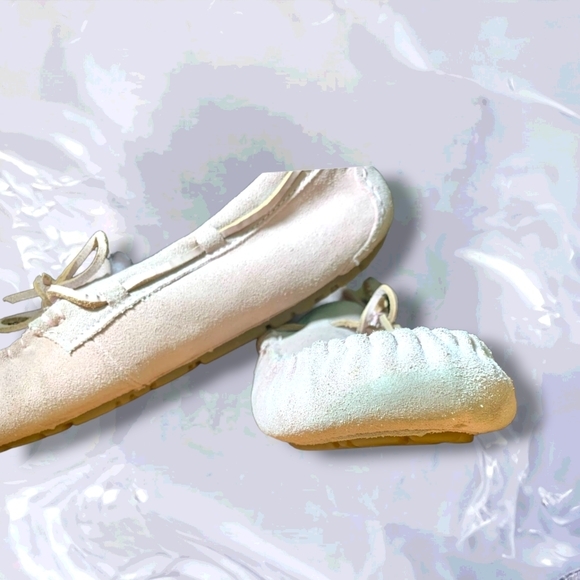 Ugg Women’s Dakota loafer based slipper - Picture 6 of 7